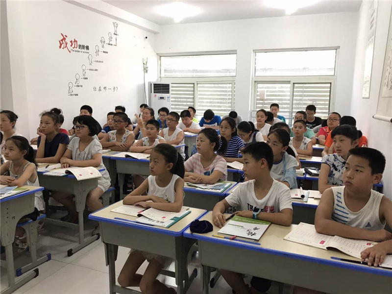 學(xué)員專注聽課