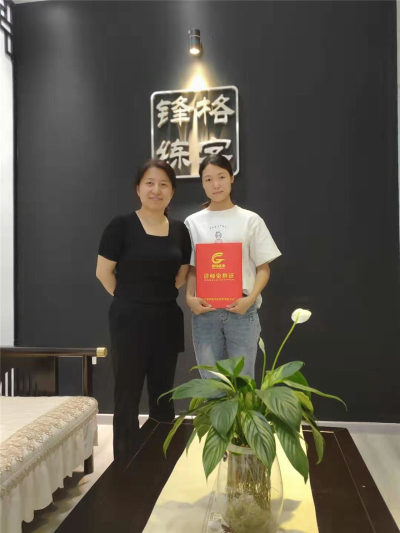 頒發(fā)結(jié)業(yè)證書