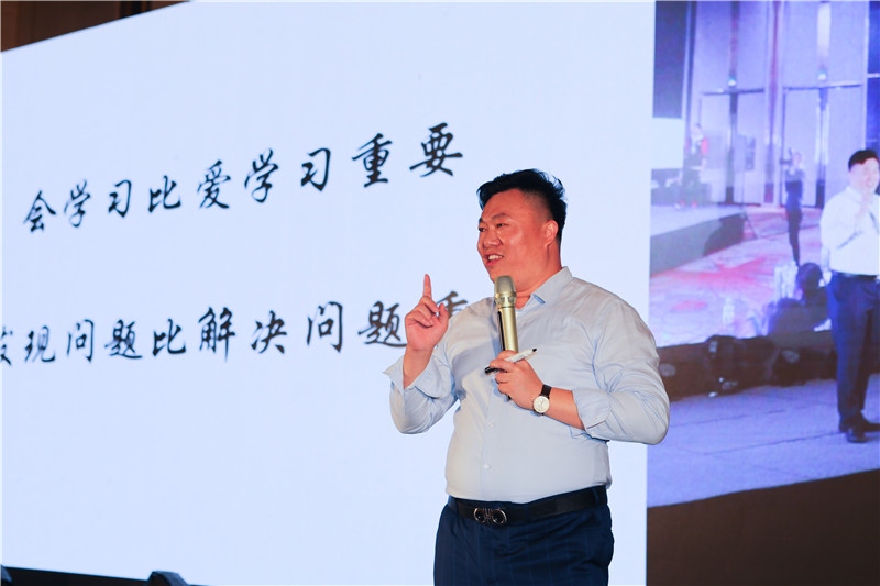 校長(zhǎng)管理課程培訓(xùn)老師講解