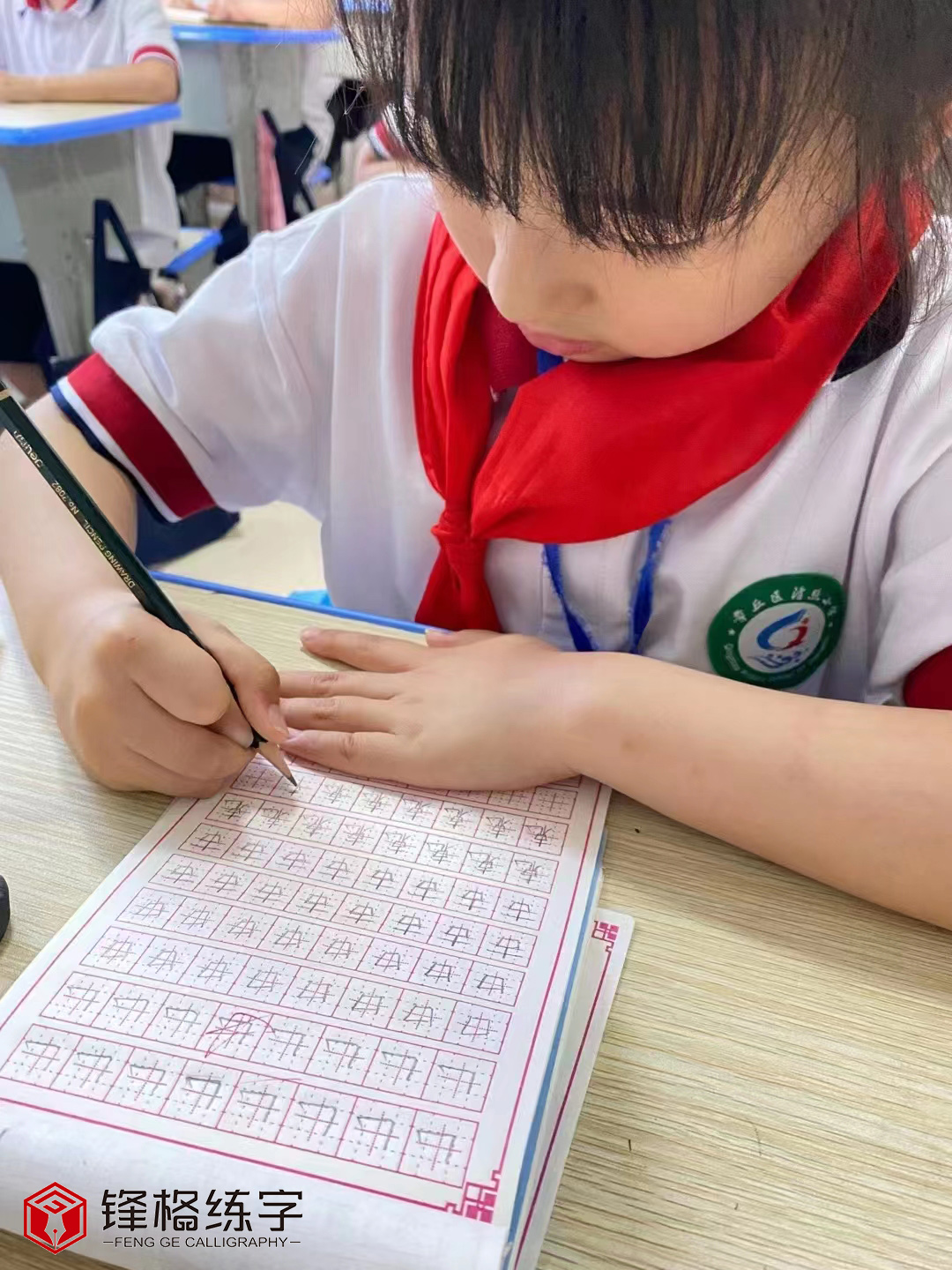 硬筆書法品牌加盟校區(qū)學(xué)員練字中